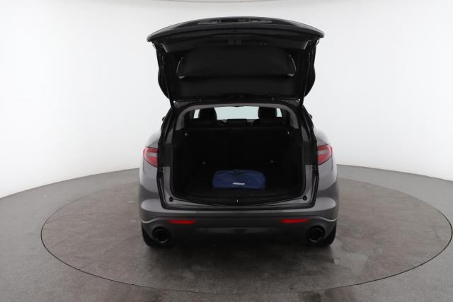 Alfa Romeo Stelvio image 2