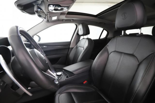 Alfa Romeo Stelvio image 9