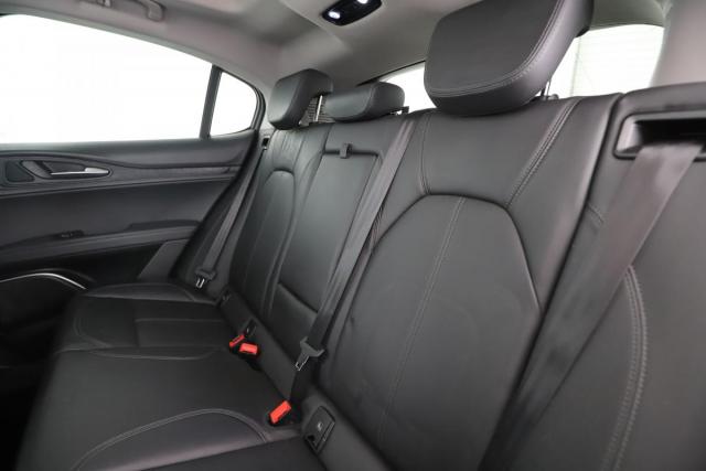 Alfa Romeo Stelvio image 2