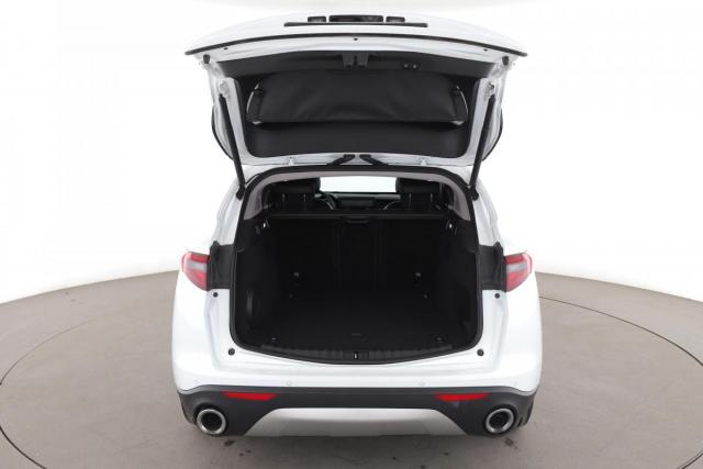 Alfa Romeo Stelvio image 3