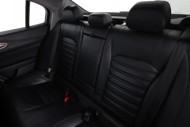 Alfa Romeo Giulia image 4