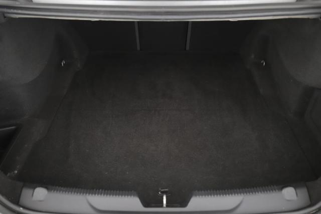 Jaguar Xe image 5