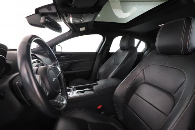 Jaguar Xe image 9
