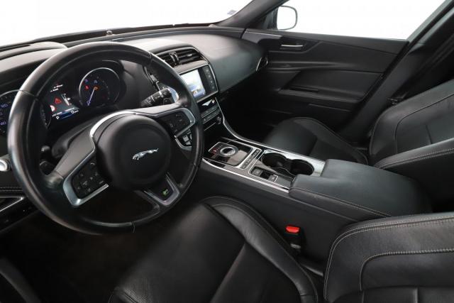 Jaguar Xe image 1