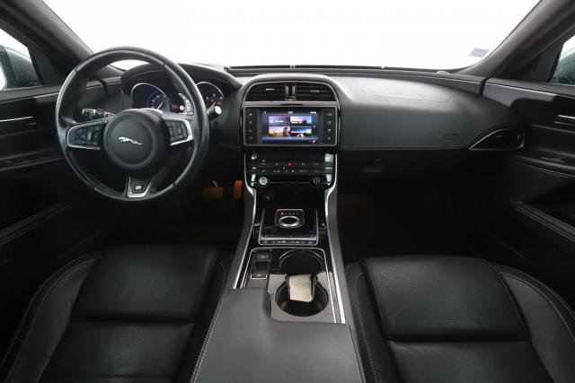 Jaguar Xe image 6