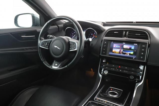 Jaguar Xe image 8