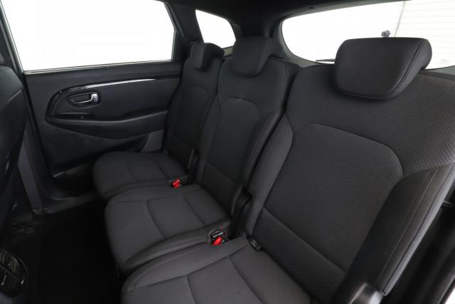Kia Carens image 8