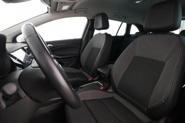 Opel Astra Sports Tourer image 3