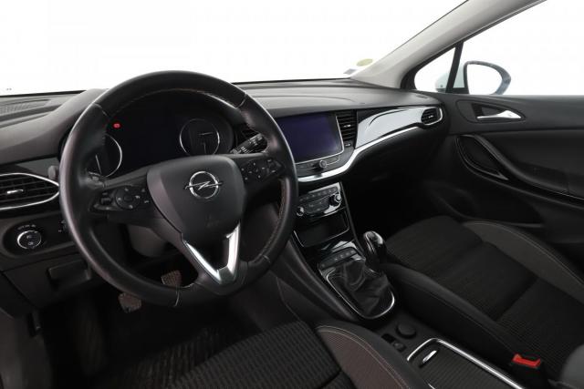 Opel Astra Sports Tourer image 2