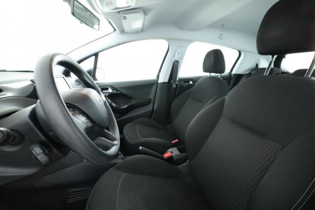 Peugeot 208 image 8