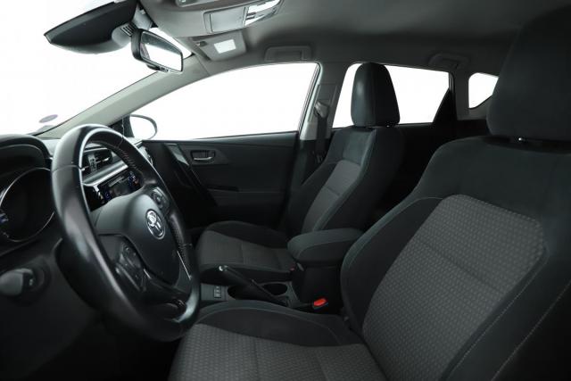 Toyota Auris image 2