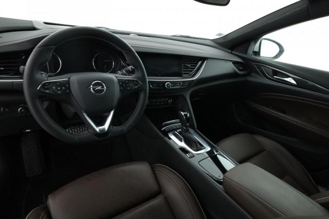 Opel Insignia Sports Tourer image 2