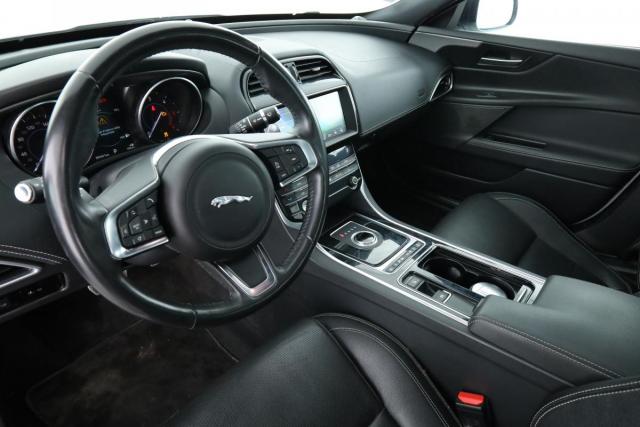 Jaguar Xe image 3