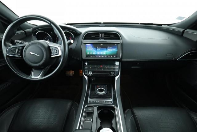 Jaguar Xe image 7