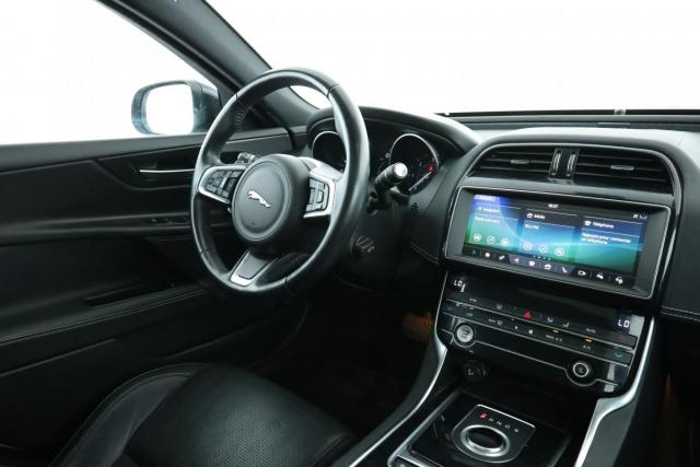 Jaguar Xe image 5