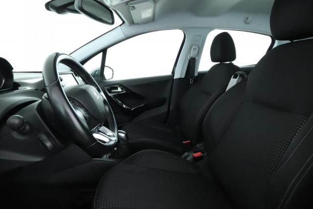 Peugeot 208 image 9