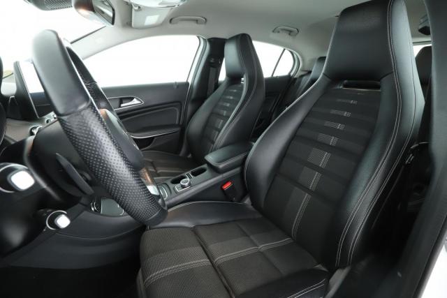 Mercedes Benz Gla image 9