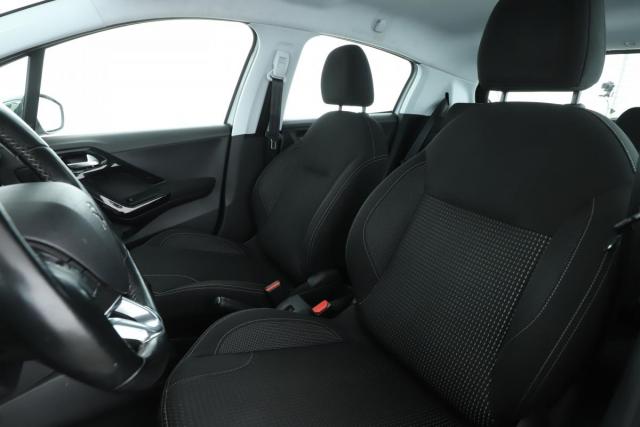 Peugeot 208 image 8