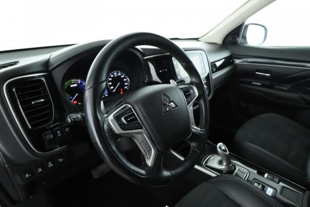 Mitsubishi Outlander image 2