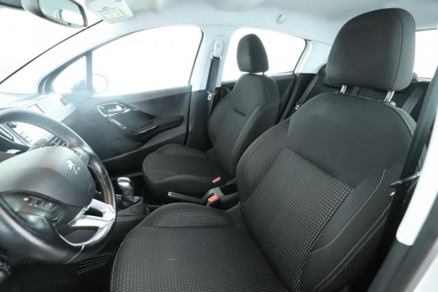 Peugeot 208 image 9