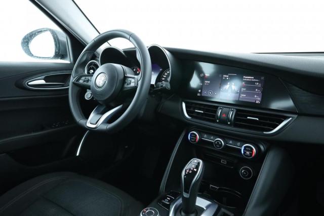 Alfa Romeo Giulia image 2
