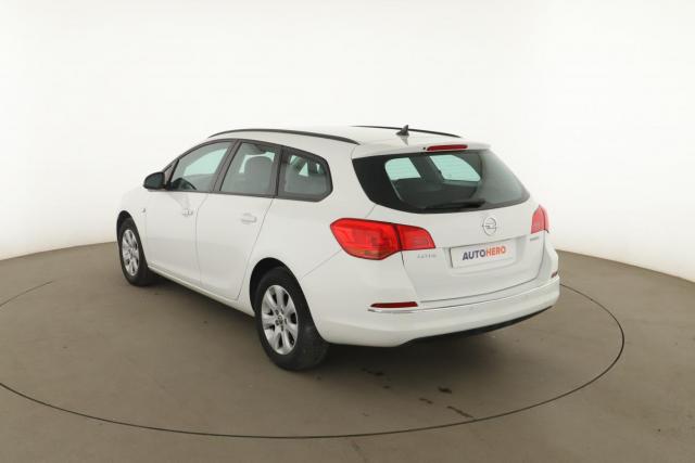 Opel Astra Sports Tourer image 4
