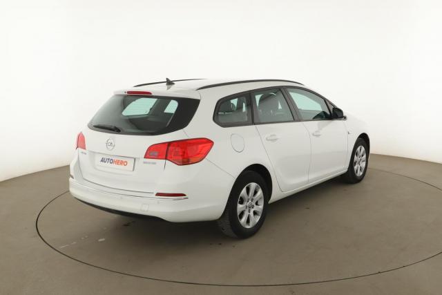 Opel Astra Sports Tourer image 9