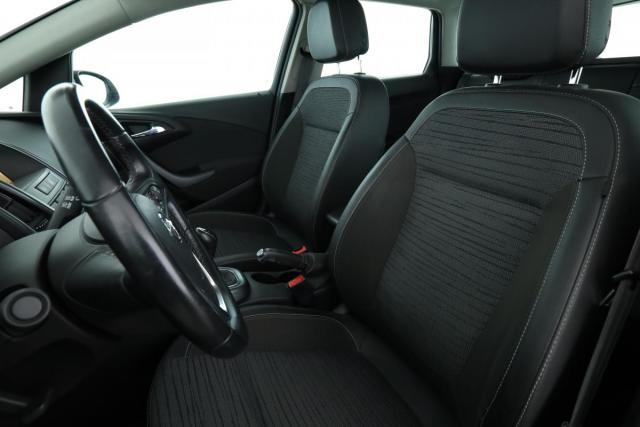 Opel Astra Sports Tourer image 2