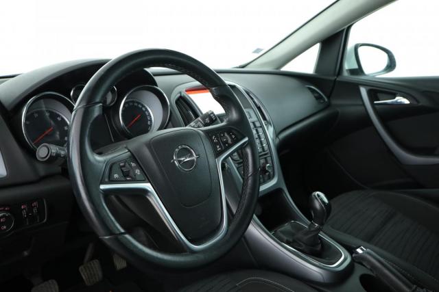 Opel Astra Sports Tourer image 3
