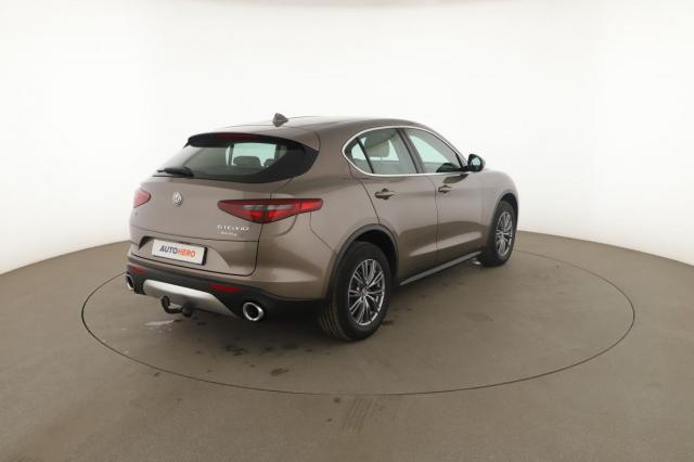 Alfa Romeo Stelvio image 9