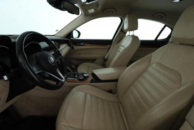 Alfa Romeo Stelvio image 8