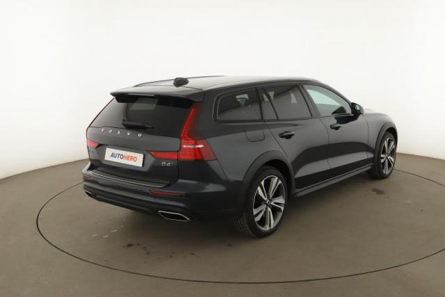 Volvo V60 Cross Country image 1