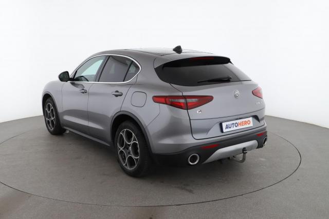 Alfa Romeo Stelvio image 9