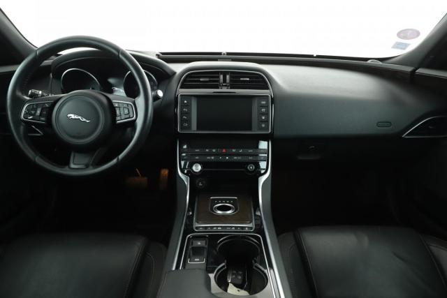 Jaguar Xe image 3