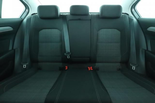 Volkswagen Passat image 2