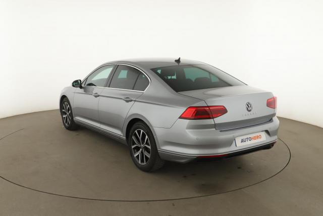 Volkswagen Passat image 9