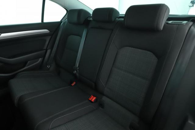 Volkswagen Passat image 8