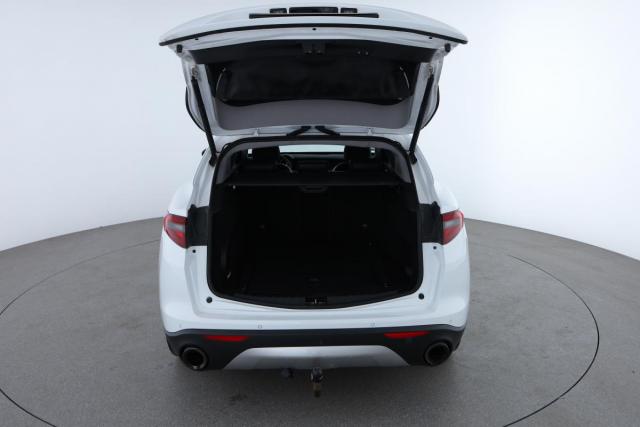 Alfa Romeo Stelvio image 8