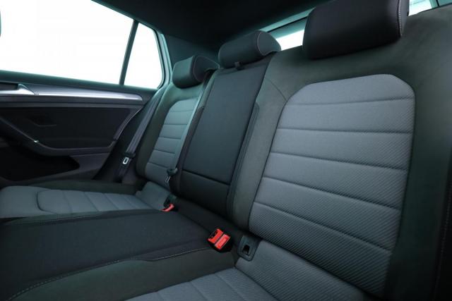 Volkswagen Golf image 9