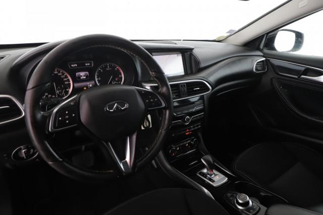 Infiniti Qx30 image 8