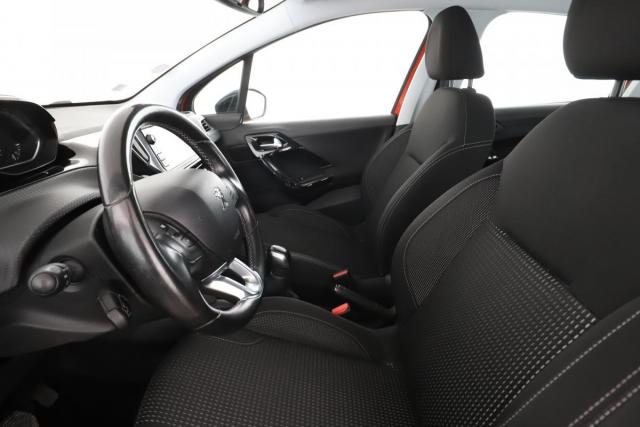 Peugeot 208 image 1