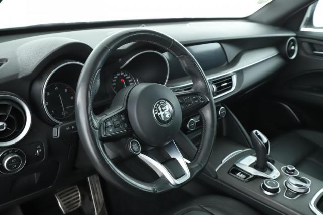 Alfa Romeo Stelvio image 2