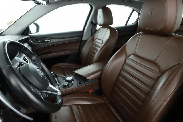 Alfa Romeo Stelvio image 8