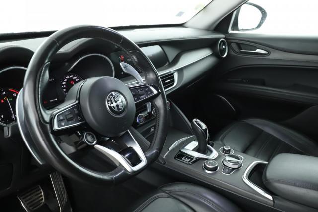 Alfa Romeo Stelvio image 8