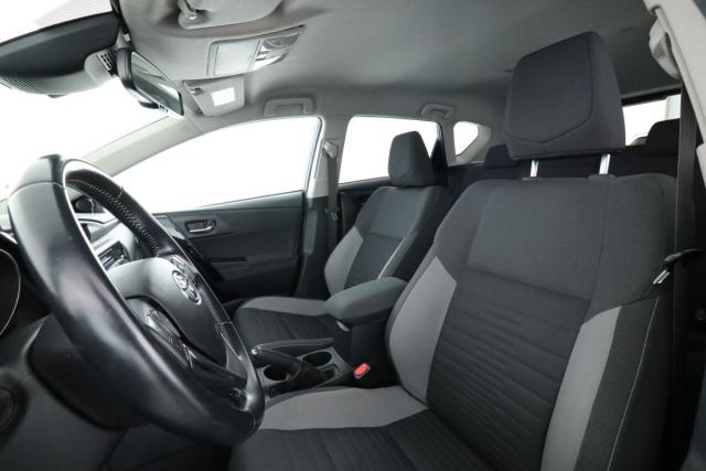 Toyota Auris image 8