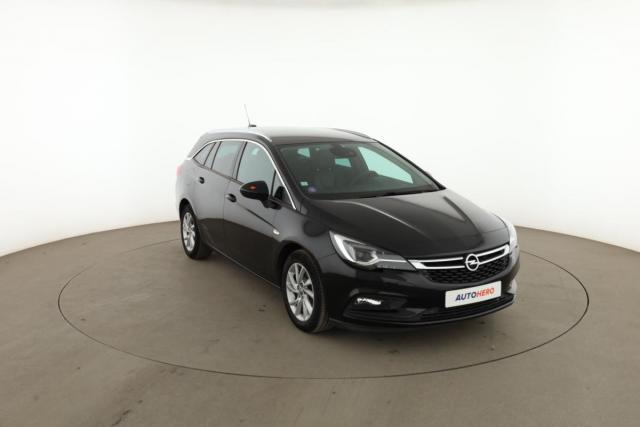 Opel Astra Sports Tourer image 3