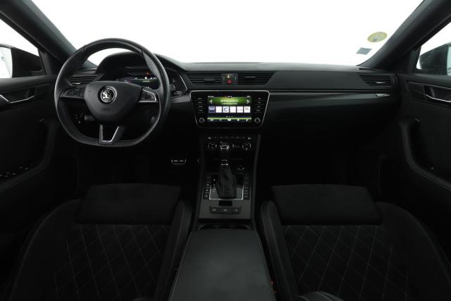 Skoda Superb Combi image 9