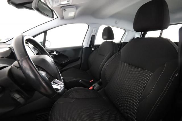 Peugeot 208 image 6