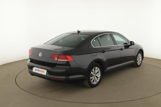 Volkswagen Passat image 8