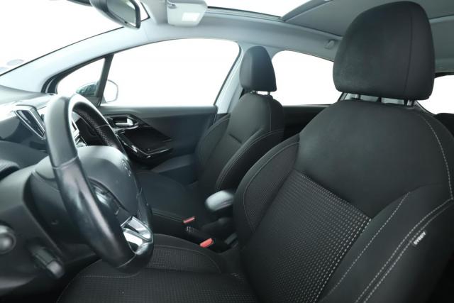 Peugeot 208 image 1